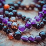 Top 10 des mineraux apaisants : zoom sur le collier anti-douleur en amethyste, jaspe et onyx